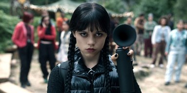 Вышел 2-й сезон сериала "Венздей": где смотреть и что нам покажут (видео)