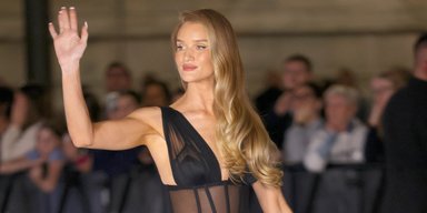 Розі Гантінгтон-Вайтлі в шикарному вбранні відвідала вечірку Dolce & Gabbana в Мілані (фото)