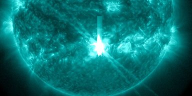На Солнце произошла самая мощная вспышка за 7 лет: Земля пострадала, но это еще не все (видео)