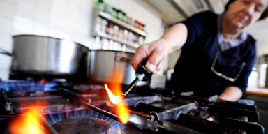Не голубой огонек. Почему газ горит желтым пламенем и где в Украине быстрее закипает чайник