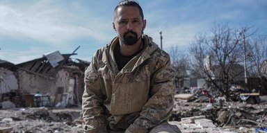 Ракета РФ забрала родителей: фото бойца ВСУ на пепелище его дома растрогало соцсети