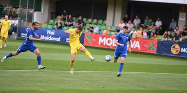 Україна обіграла Молдову 4:0, але, можливо, втратила Миколенка. Захисник зі сльозами пішов з поля