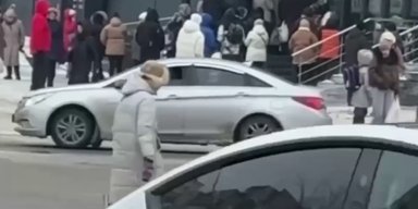 Частичный блэкаут в Киеве: люди спешат купить еду в еще работающих супермаркетах (видео)