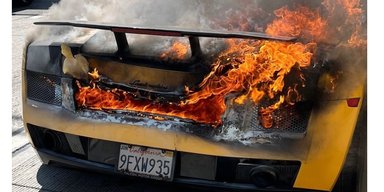 Лімітований суперкар Lamborghini згорів ущент на трасі (фото, відео)