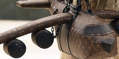Пасажирка "вилетіла" з літака через свою розкішну сумку: що сталося на борту (фото)