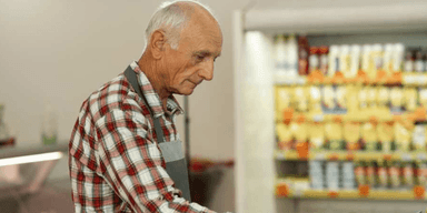 80-летний мужчина до сих пор работает в супермаркете: услышав правду, все называют его героем