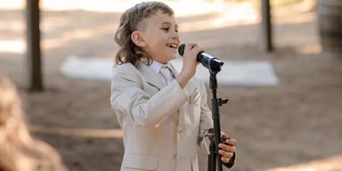Все плакали: 8-летний мальчик трогательно поздравил маму со свадьбой (видео)