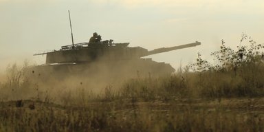 Leopard 2 в деле: бойцы ВСУ разбили колонну бронетехники РФ под Курахово (видео)