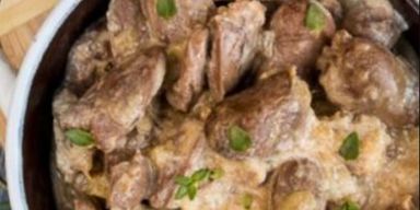 Смачна сімейна вечеря: курячі сердечка в сметанному соусі