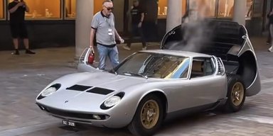 Колекційний суперкар Lamborghini за $2 мільйони загорівся на рівному місці (відео)