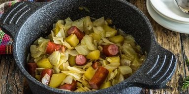 Самое быстрое блюдо на ужин из 5 ингредиентов: рецепт рагу с капустой и колбасками