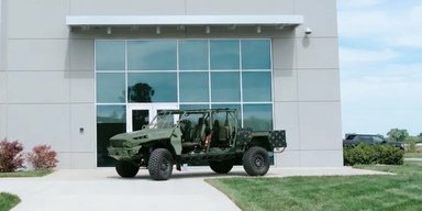 Новейший военный багги от General Motors пошел с молотка за миллион долларов (фото)
