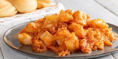 Оригинальный рецепт вкусного рыбного блюда: как приготовить треску с луком и томатным соусом