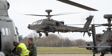 Прощальный тур по Британии: вертолеты Apache AH1 отправили на пенсию