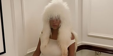 Бьянка Цензори появилась на показе в Милане в образе Тины Тернер