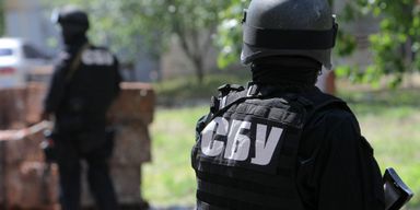 Карты, деньги, два ствола. Что находят при обысках в домах украинских чиновников