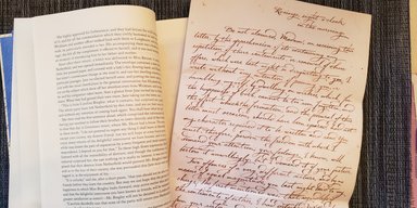 Женщина нашла оставленную в книге записку и расплакалась: что в ней было написано (фото)