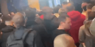 В Варшаве огромные очереди в сервисные центры: мужчинам услуг не предоставляют, — СМИ (видео)
