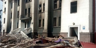 Заливают бетоном доказательства преступлений: в Мариуполе оккупанты "ремонтируют" Драмтеатр (видео)