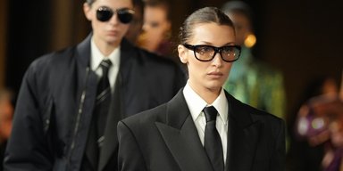 Белла Хадид впервые за два года вышла на подиум во время Парижской недели моды (фото)