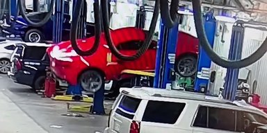 В США новейший Chevrolet Corvette стоимостью более $100 000 упал с подъемника (видео)