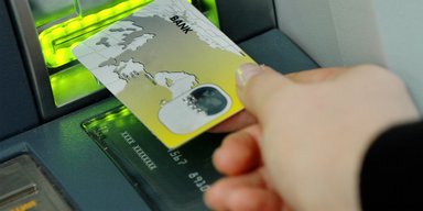 Кому за пятьдесят тысяч. Стоит ли бояться нового ограничения наличных платежей