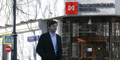 Боятся мобилизации и новых санкций: в России резко обвалился индекс МосБиржи