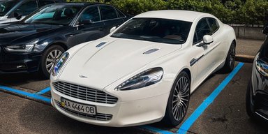 В Киеве заметили редкого британского конкурента Porsche Panamera (фото)