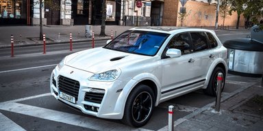 700-сильний монстр: у Києві помітили шалений заряджений кросовер Porsche 2000-х (фото)