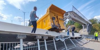 Движение в столицу перекрыто: на трассу "Одесса-Киев" обвалился пешеходный мост (видео)