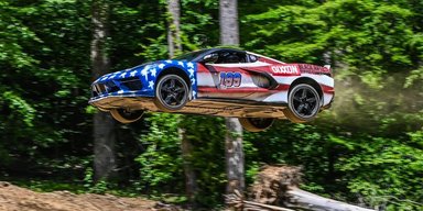 Пролетів 33 метри: Chevrolet Corvette стрибнув з трампліну і поїхав далі (відео)