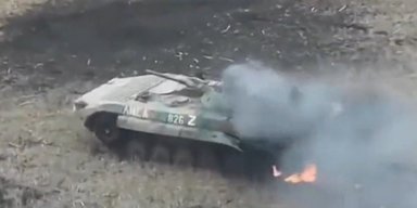 "Новітній" захист від FPV-дронів: ЗС РФ "навішали" кущі з дротів на БМП-2 (фото)