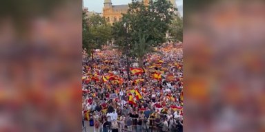 50 тысяч человек вышли на улицы Мадрида: Испанию всколыхнули протесты из-за кризиса в Сеуте (видео)