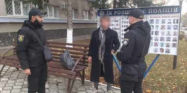 "Хотів, щоб вони подихали": у Харкові чоловік з сокирою "напав" на кам'яних "баб" (фото)