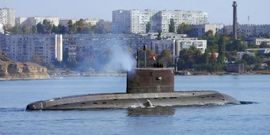 Супутникові фото показали реальний стан субмарини РФ після удару дронів СБУ: без гвинта та керма