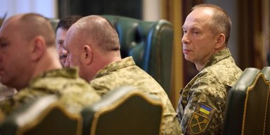 Снаряди, дрони, РЕБ: Зеленський провів перше засідання Ставки в новому складі