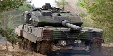 В Германии танк открыл стрельбу на оживленной трассе: что произошло