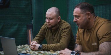 Ермак познакомил бригаду Нацгвардии "Спартан" с автором песни "Смарагдове небо" Drevo (видео)