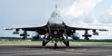 Зброя проти "шахедів": у США показали F-16 із 42 новітніми ракетами AGR-20 на борту (фото)