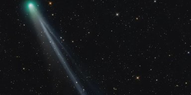 Солнечный ветер оторвал кусок хвоста яркой кометы, которая летит к Земле (видео)