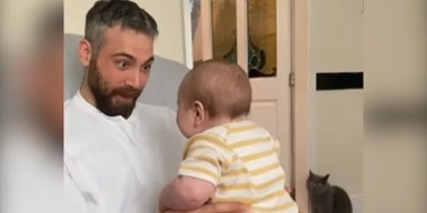 Отец играл с сыном и не заметил, кто наблюдал за ними в углу