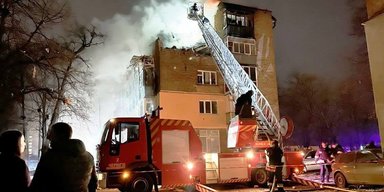 Зруйновані квартири та пошкоджені автівки: наслідки нічної атаки на Чернігів (фото, відео)