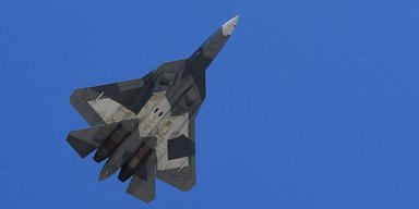 Российский Су-57 впервые приземлился в Иране и простоял там неделю: в чем причина (видео)