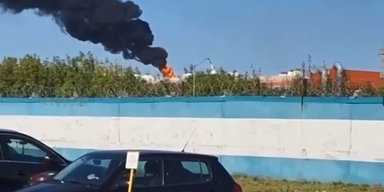 Палає факелом: в РФ почалась пожежа на нафтовому заводі "Сибур" (фото, відео)