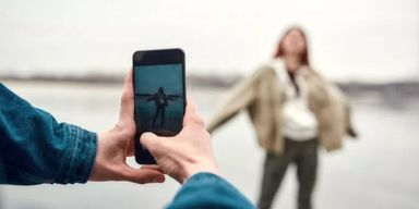 Женщина попросила любимого выбрать ее самое красивое фото, но лучше бы она этого не делала