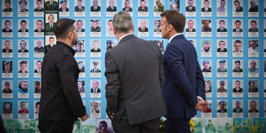Зеленский, Стармер и Макрон прогулялись по центру Киева и говорили с украинцами (фото, видео)