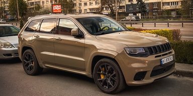 700-сильний "трековий сокіл": у Києві помітили надпотужний заряджений Jeep (фото)