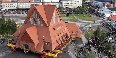 В Швеции на новое место перемещают целый город: что стало причиной (видео)
