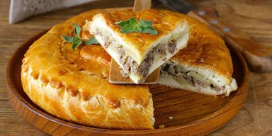 Ідеально на вечерю: простий рецепт пирога з картоплею та куркою