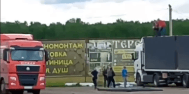 Атака на авиабазу "Белая": россияне попытались сбить беспилотники камнями (видео)